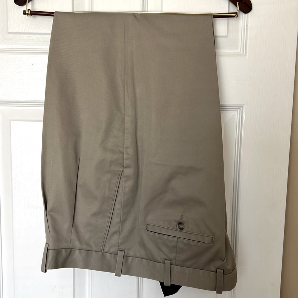 John W Nordstrom. Pleated front slack. 40w x 32l.